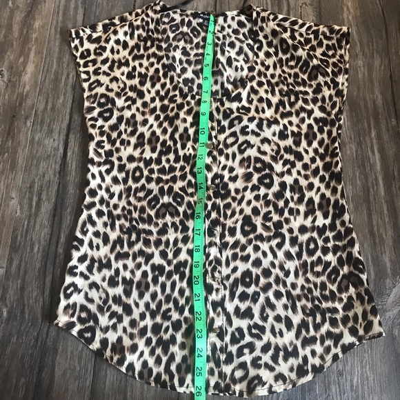 TREND ALERT! 🔥LE CHATEAU Leopard/ Animal Print Short Sleeve Shirt - Picture 6 of 6